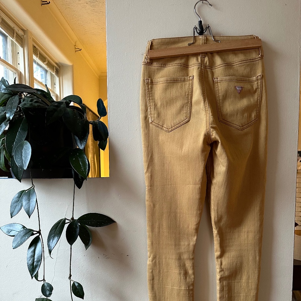 US 24 Yellow Guess Jeans
